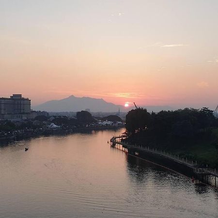Lovely Waterfront Riverbank Suite With Pool クチン エクステリア 写真