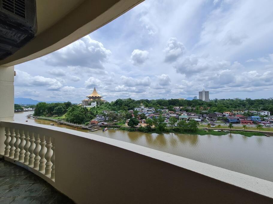 Lovely Waterfront Riverbank Suite With Pool クチン エクステリア 写真