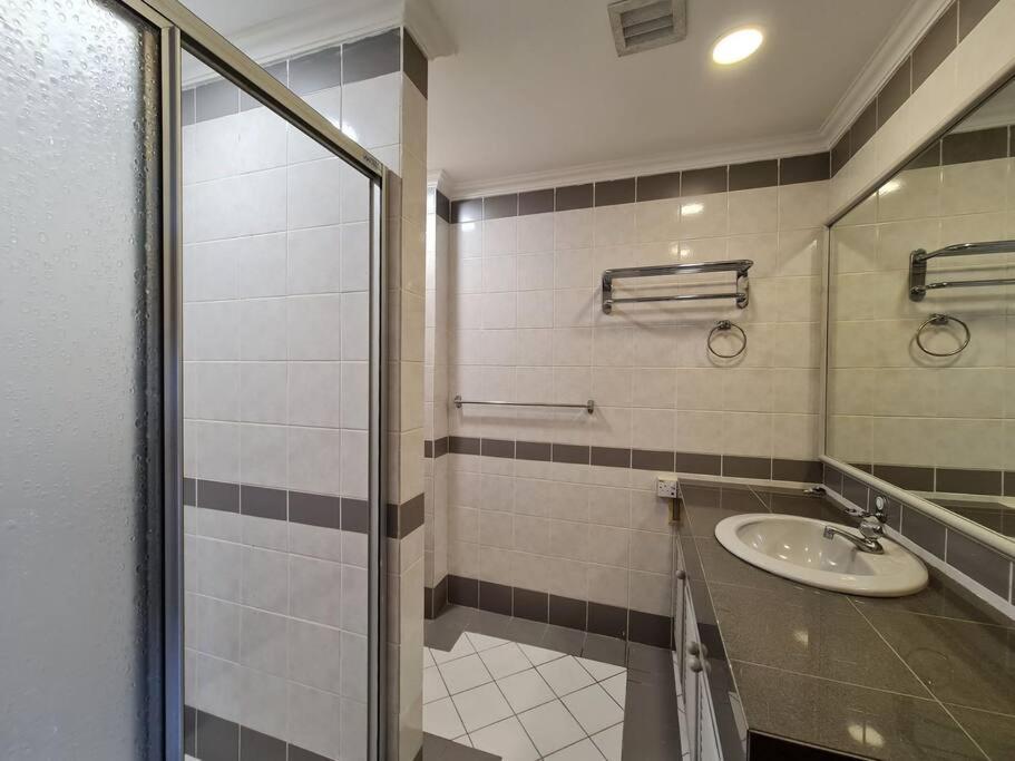 Lovely Waterfront Riverbank Suite With Pool クチン エクステリア 写真
