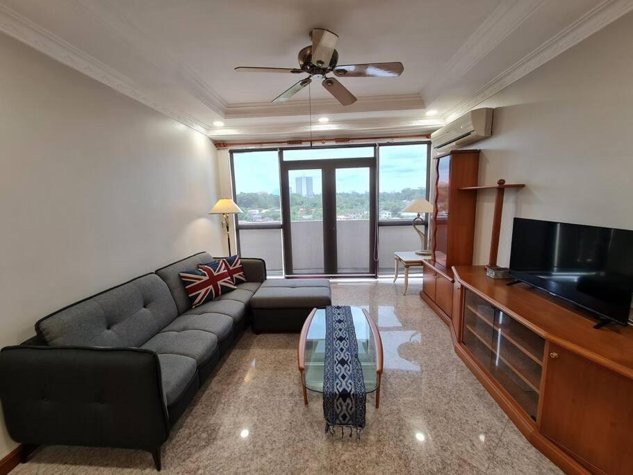 Lovely Waterfront Riverbank Suite With Pool クチン エクステリア 写真