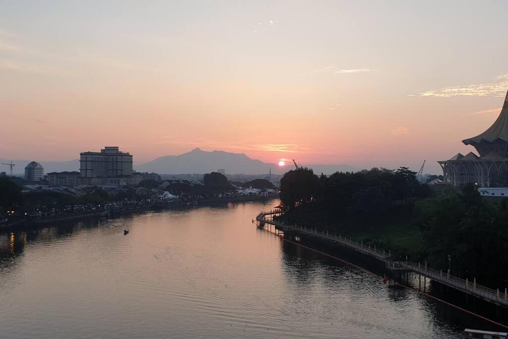Lovely Waterfront Riverbank Suite With Pool クチン エクステリア 写真