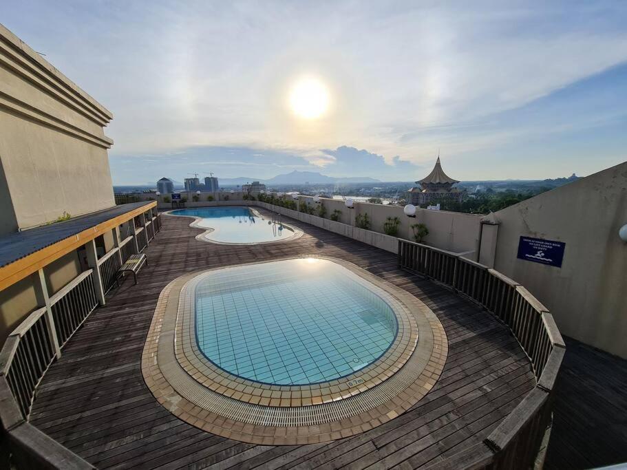 Lovely Waterfront Riverbank Suite With Pool クチン エクステリア 写真